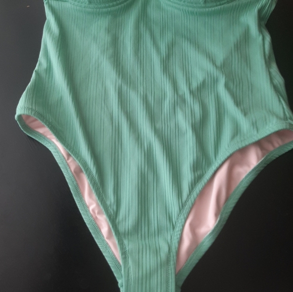 EUC SHADE & SHORE SWIMSUIT - Picture 4 of 8